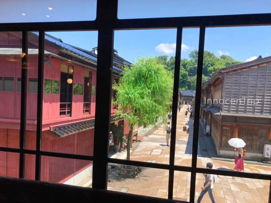 波結の窓席から見下ろすひがし茶屋街の町並み