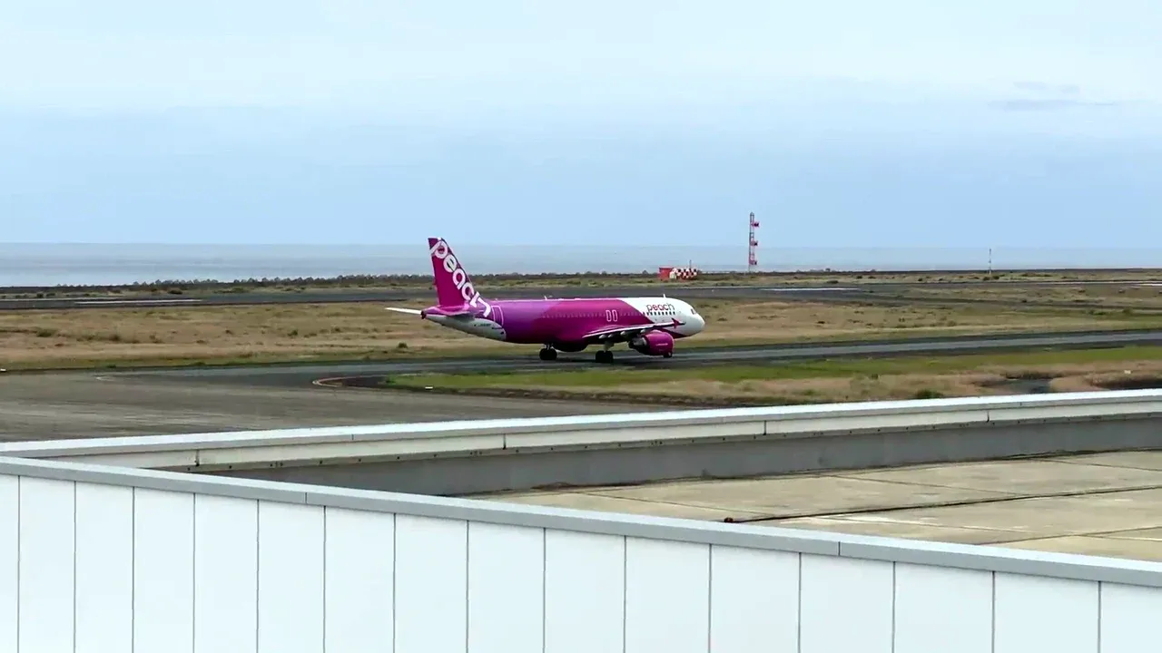 奄美空港滑走路を走るピーチA320