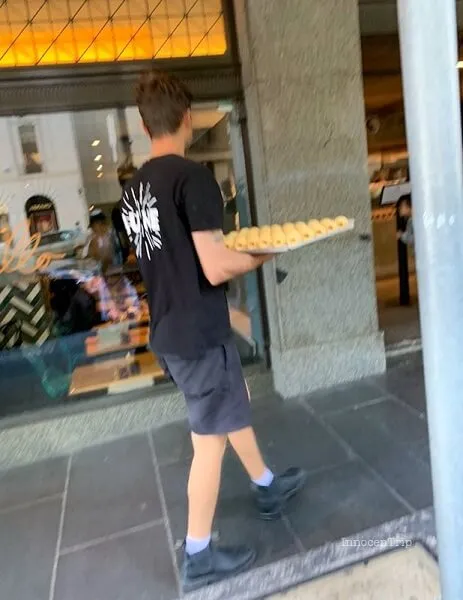 LUNEスタッフが店舗へクロワッサン生地を搬入中