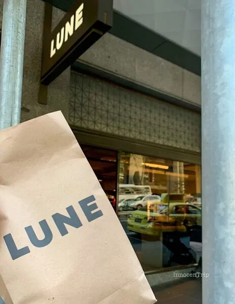 オーストラリアのLUNE Croissanterieのロゴ入り紙袋。記念撮影にも人気