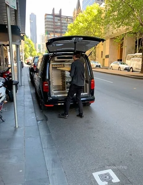 LUNEの車からクロワッサン生地を運び出す様子。フィッツロイ本店との連携体制