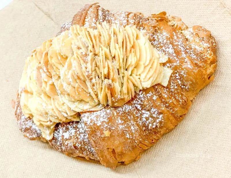 スライスアーモンドがたっぷりのLUNEのアーモンドクロワッサン。甘くてサクサクの人気メニュー