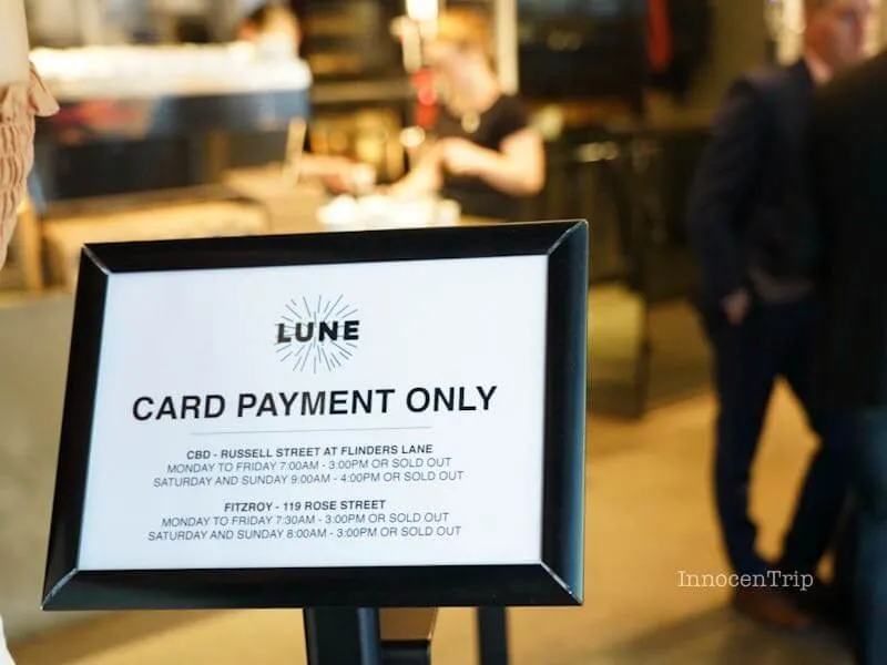 LUNEの入口に掲示された「カード支払いのみ」の注意書き(現金不可)