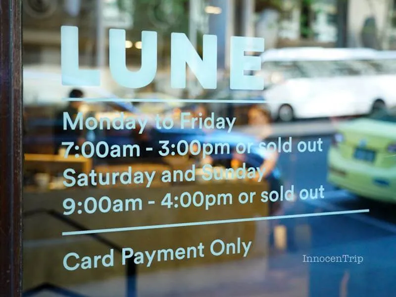 LUNEメルボルンCBD店の入口ガラス。店名と営業時間、支払い方法の案内あり