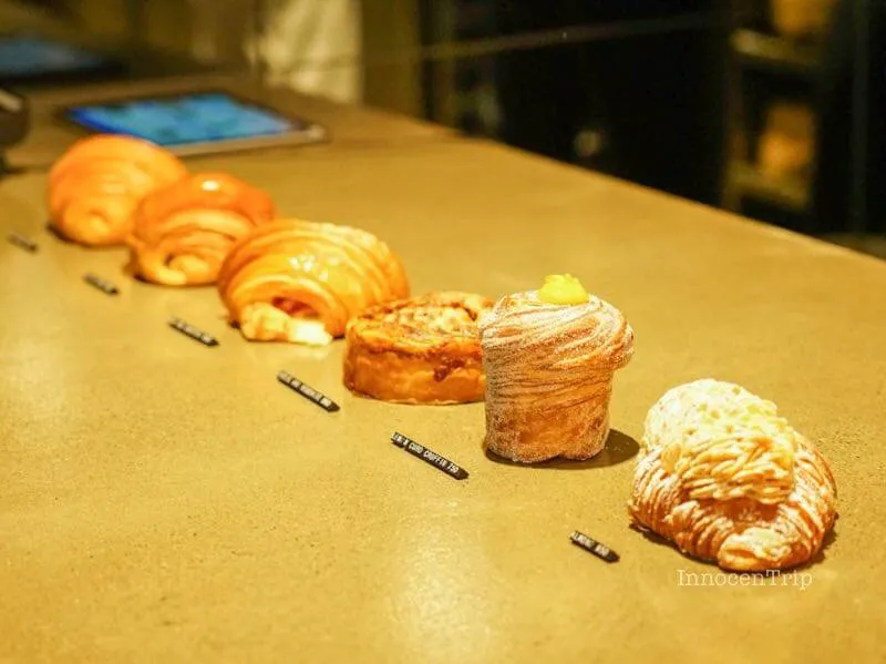 LUNE店頭に並ぶクロワッサン全6種類。人気メニューを指差し注文できるカウンター
