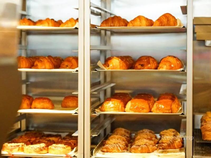 「世界一」と称されるクロワッサンが並ぶ LUNE のカウンター