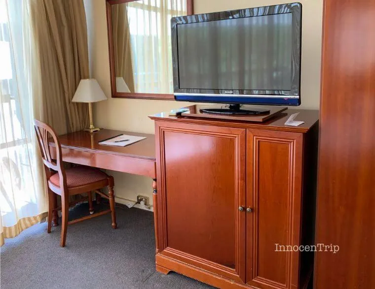 デスクとテレビ