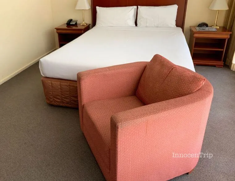 クイーンベッドとソファ