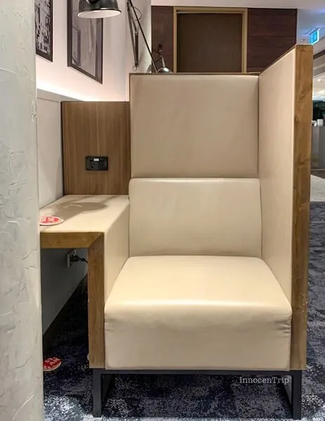 アメックス会員専用ラウンジでゆったりできるリクライニングチェア席