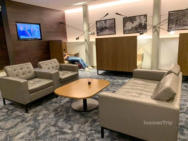 メルボルン国際線American Expressラウンジのパーテーション付き一人用ソファ席