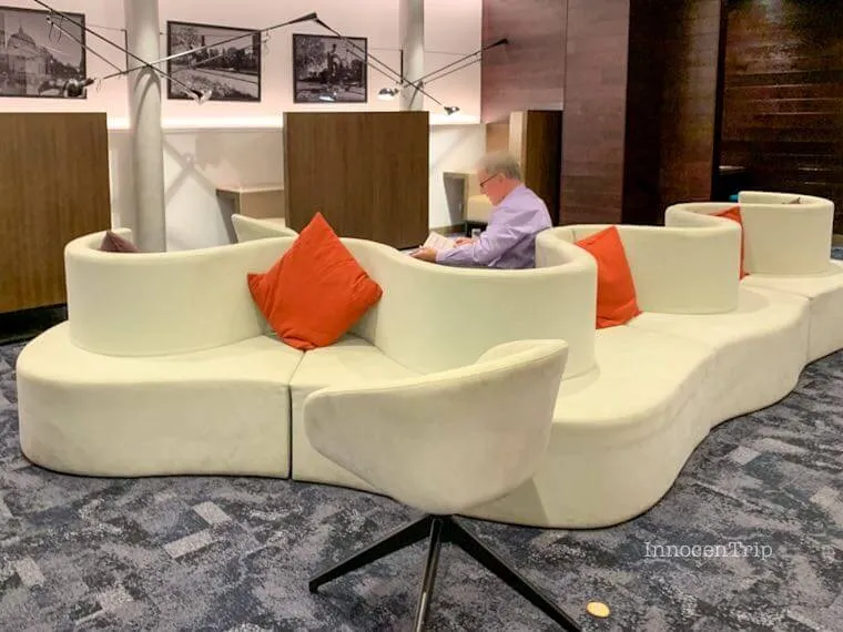 American Express Loungeメルボルンの曲線デザインソファが並ぶラウンジスペース