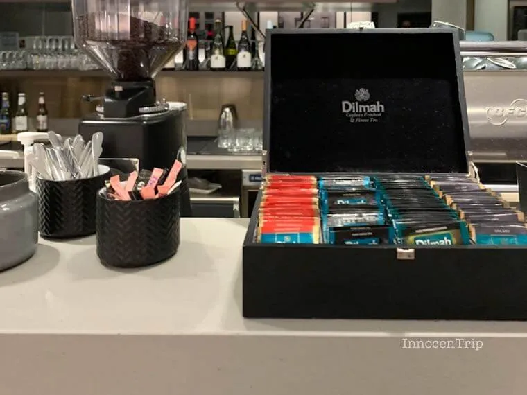 アメックスラウンジのDilmah紅茶とコーヒーマシンが揃うドリンクステーション