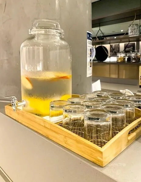 American Express Loungeメルボルンで提供されるリンゴと柑橘入りフルーツウォーターサーバー