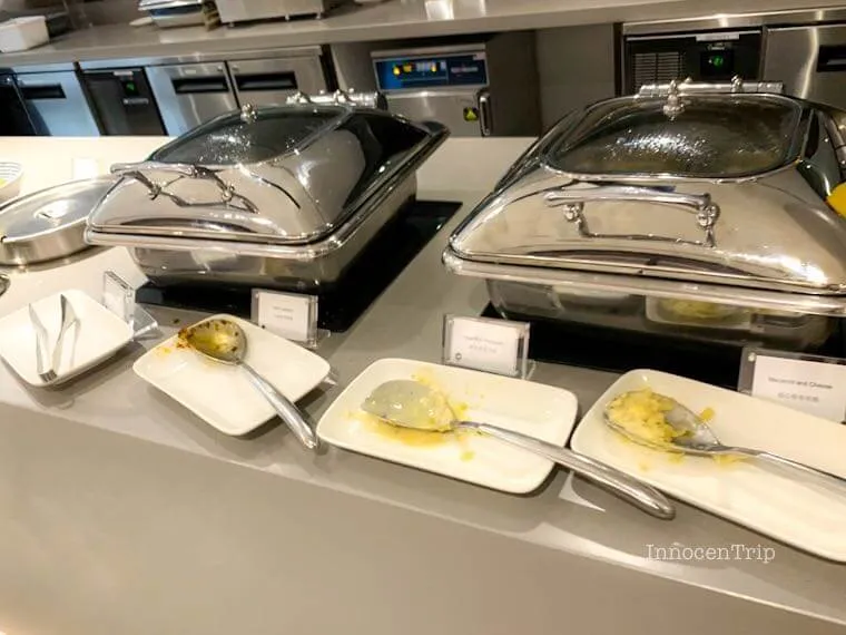 ラウンジで提供されるラザニアなどホットミールバフェ