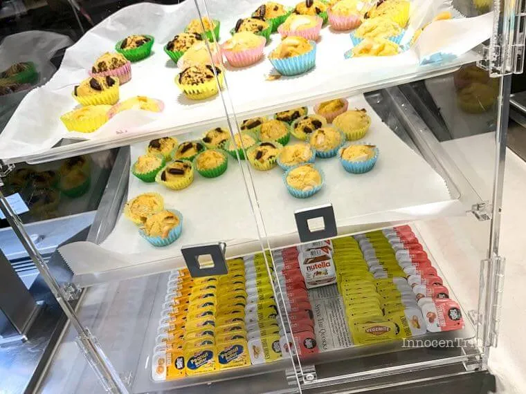 メルボルン国際線American Expressラウンジのプチマフィンとベジマイトのデザートコーナー