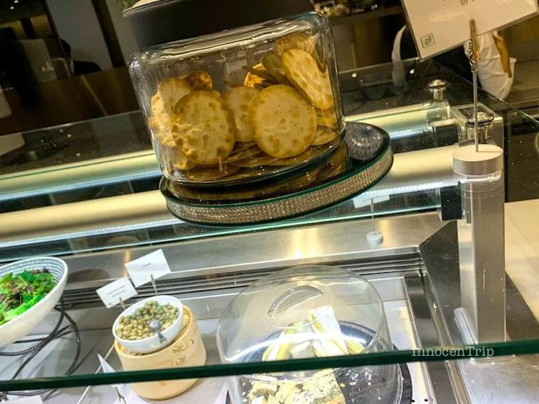 アメックスラウンジ メルボルンのクッキーと豆サラダが並ぶスナック台