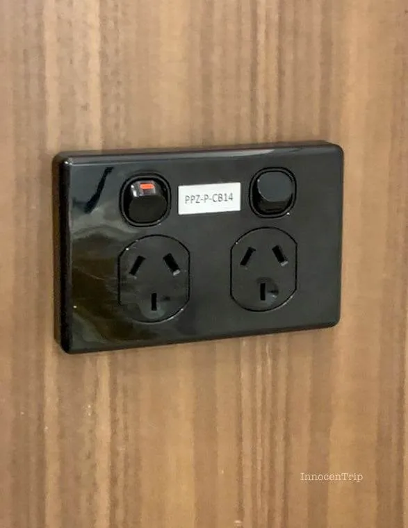 メルボルン空港T2アメックスラウンジのオーストラリア式電源コンセントと充電設備