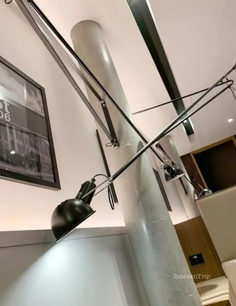 American Express Loungeメルボルン半個室コーナーの可動式デスクライト