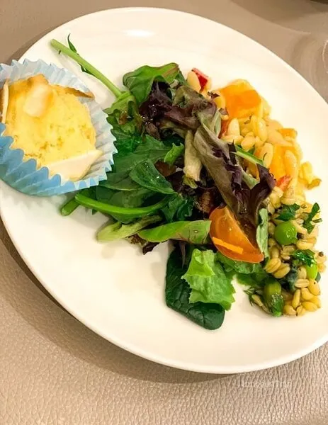 アメックス会員ラウンジで盛り付けたサラダとマフィンの軽食プレート