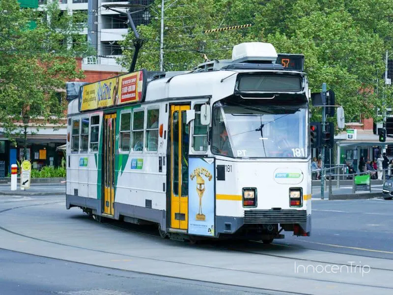 無料で乗れるレトロ調の路面電車トラムが街中を走る様子