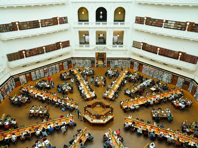 ドーム型天井と整然とした机が美しいビクトリア州立図書館の館内