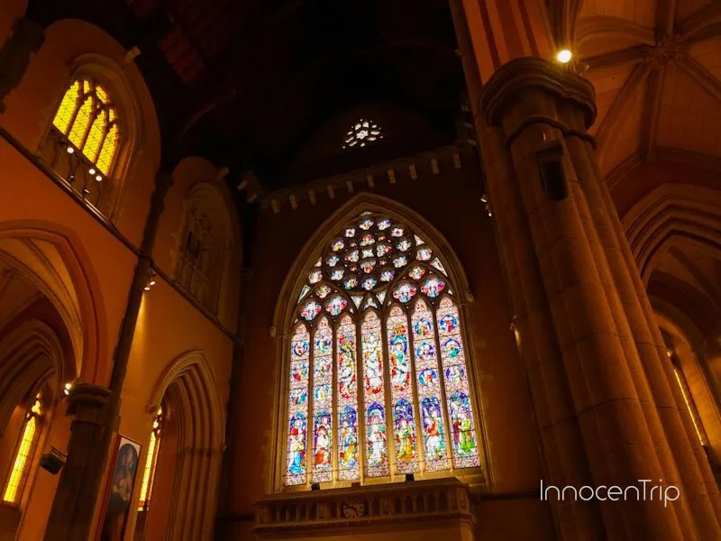 荘厳なステンドグラスが輝くメルボルン・セント・パトリック大聖堂の内部
