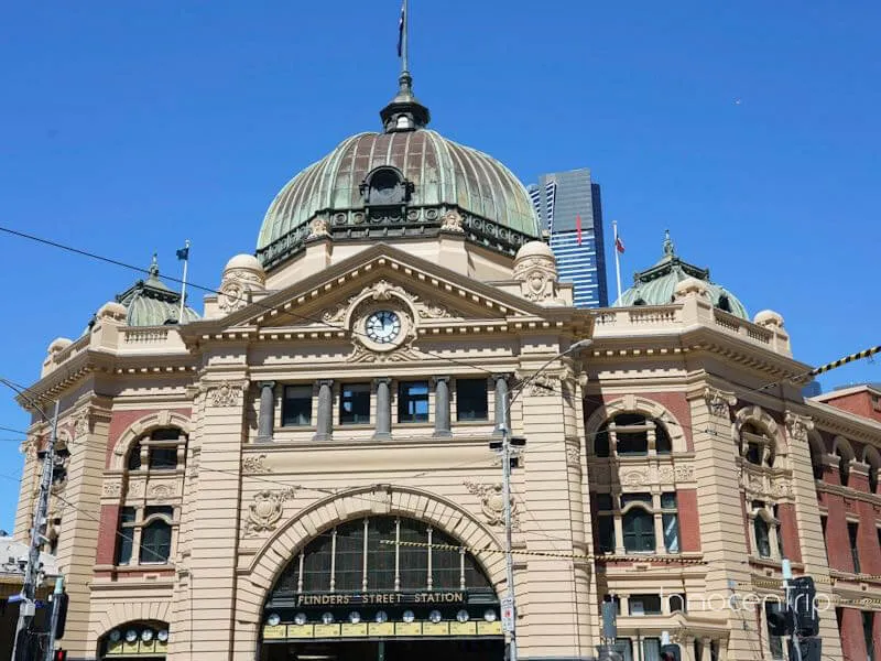 黄色い時計台がシンボルのフリンダースストリート駅