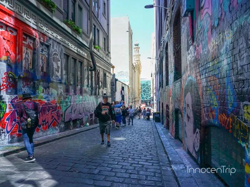 カラフルなストリートアートが並ぶ、フォトスポットのホイザーレーン（Hosier Ln）