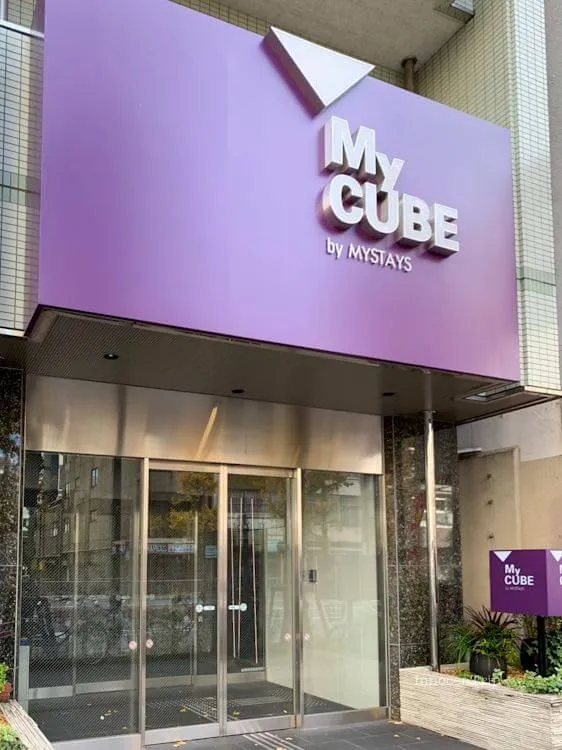 マイキューブ浅草蔵前の入口、マンション風の建物に紫の看板