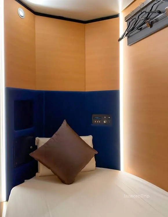 キャビン内部、クッション付きのベッドで快適な空間