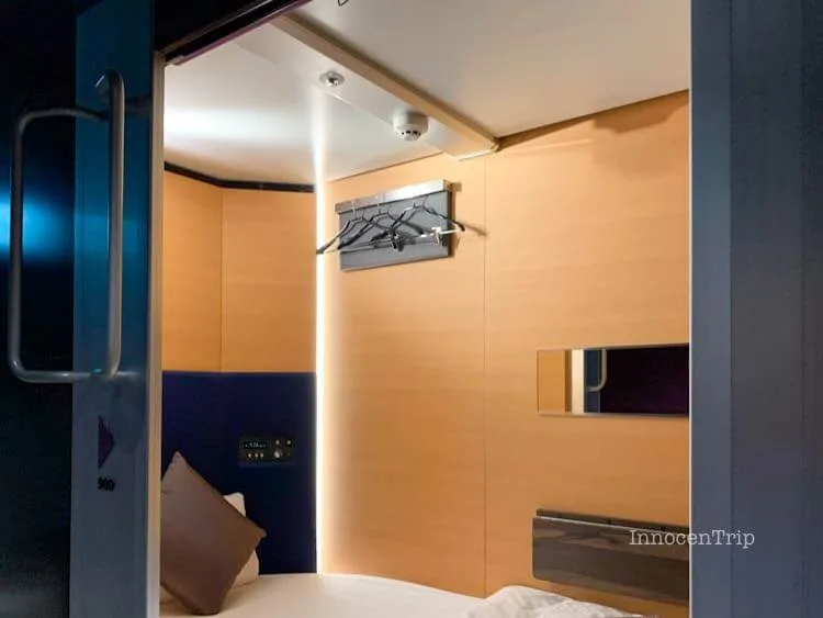 キューブ型のキャビン全体、横向きに設計され出入りが楽