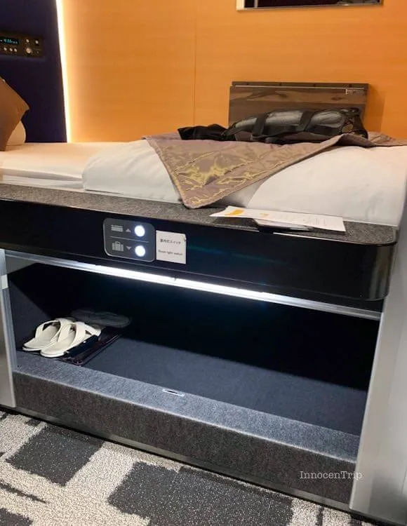 キャビン下の収納スペース、大きなスーツケースも収容可能