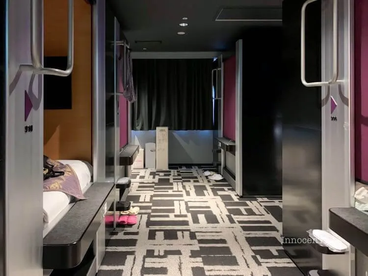 女性専用フロアの廊下、落ち着いた照明と清潔な通路