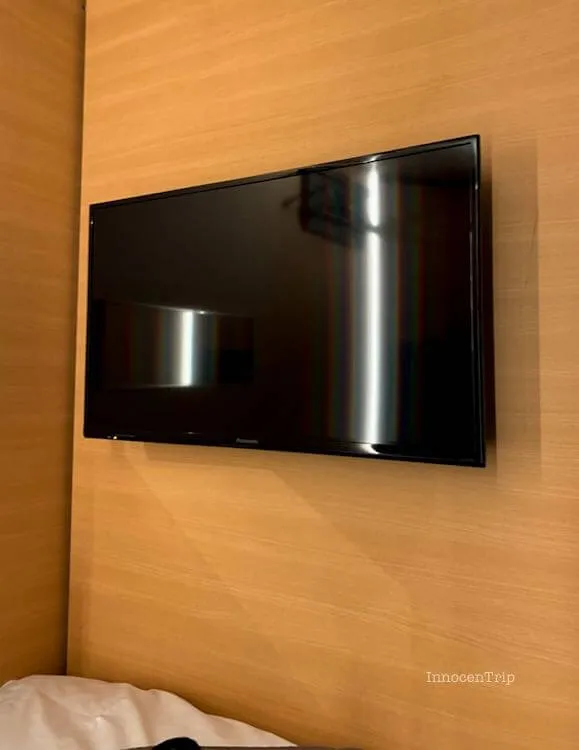 キャビン内にある壁掛けテレビ、足元側に設置