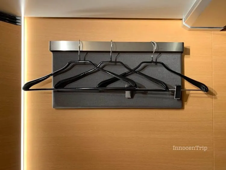 滑り止め付きのハンガー3本が用意されている