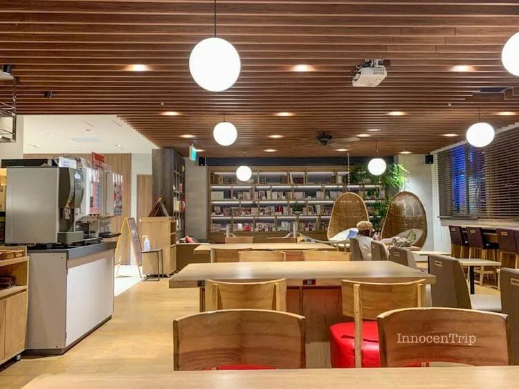 ラウンジの窓際カウンター席、コンセント完備でノマドにも最適