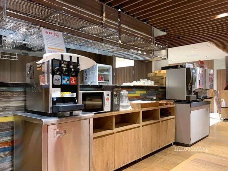 ラウンジ内のセルフドリンクコーナー、お湯と電子レンジあり