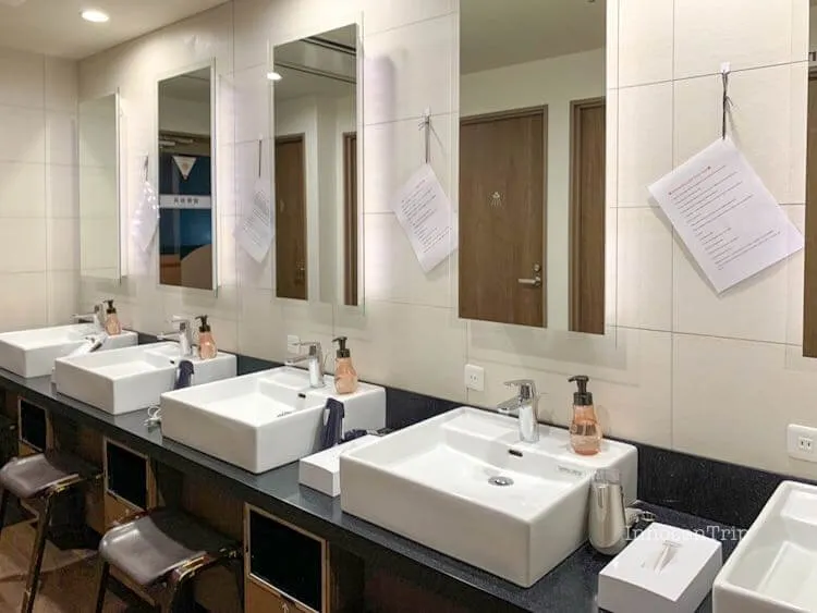 共用洗面台とアメニティコーナー、必要な分だけ使用可能