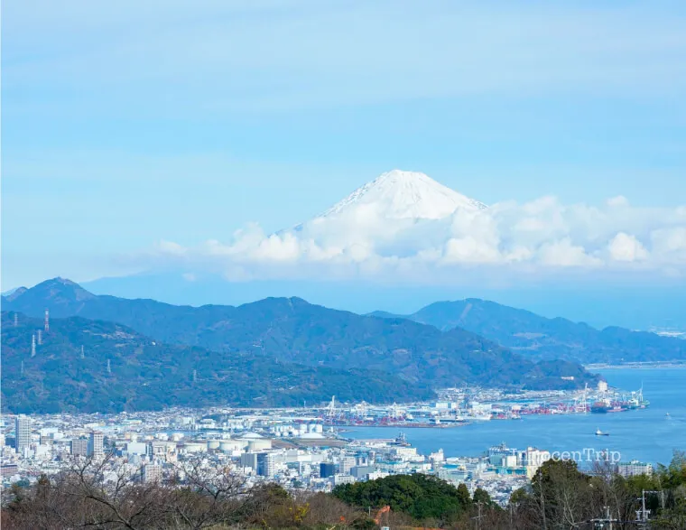 日本平夢テラスから撮影した富士山と駿河湾 清水港を見渡す広角風景