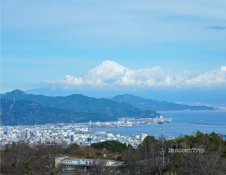 東展望台から近距離で眺める富士山と駿河湾 朝霧が漂う幻想的な日本平の景色