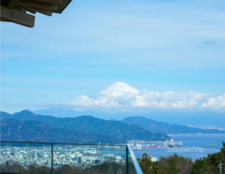 日本平夢テラスから望む富士山 山頂が雲海に浮かぶドラマチックな風景