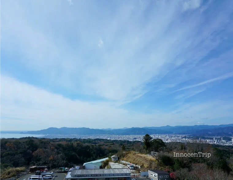 冬晴れの青空と富士山 ロープウェイ方面を望む日本平夢テラスの景色