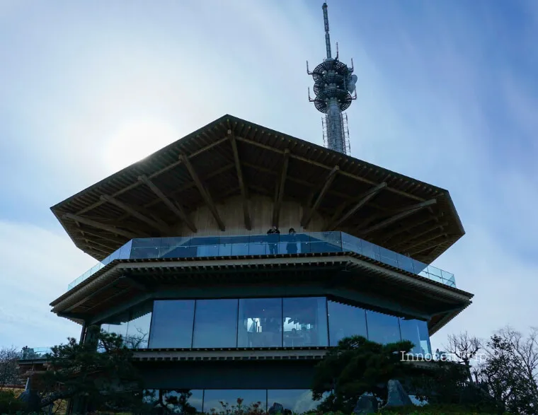 日本平夢テラスのガラス張り木造展望施設と富士山を望む撮影スポット外観