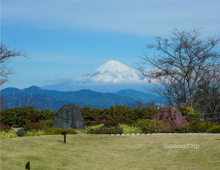 日本平夢テラス広場の石碑越しに眺める富士山のベストフォトスポット