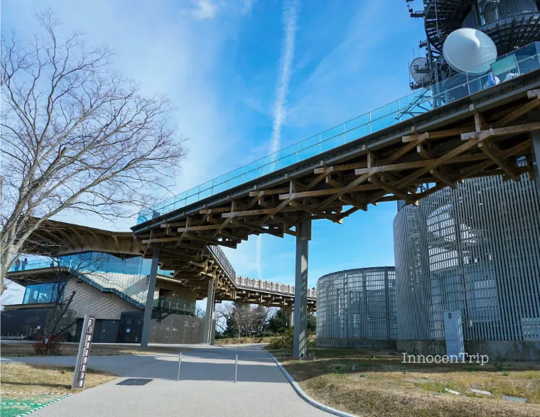 日本平夢テラスを下の広場から見上げる木造展望施設と富士山撮影ポイント