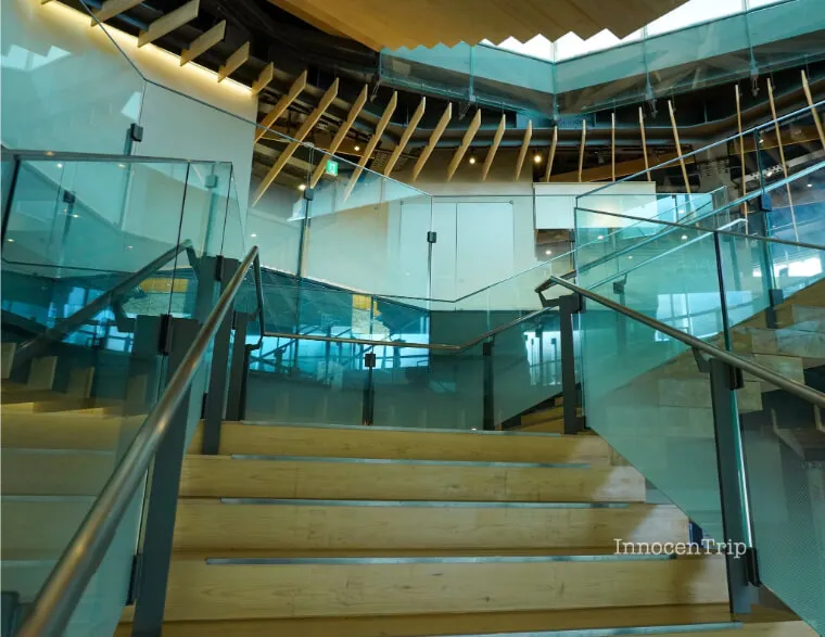 隈研吾設計の日本平夢テラス 吹き抜け階段とヒノキ格子が美しい内観デザイン