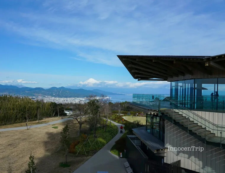 日本平夢テラス展望デッキと雪化粧した富士山が並ぶ絶景パノラマ