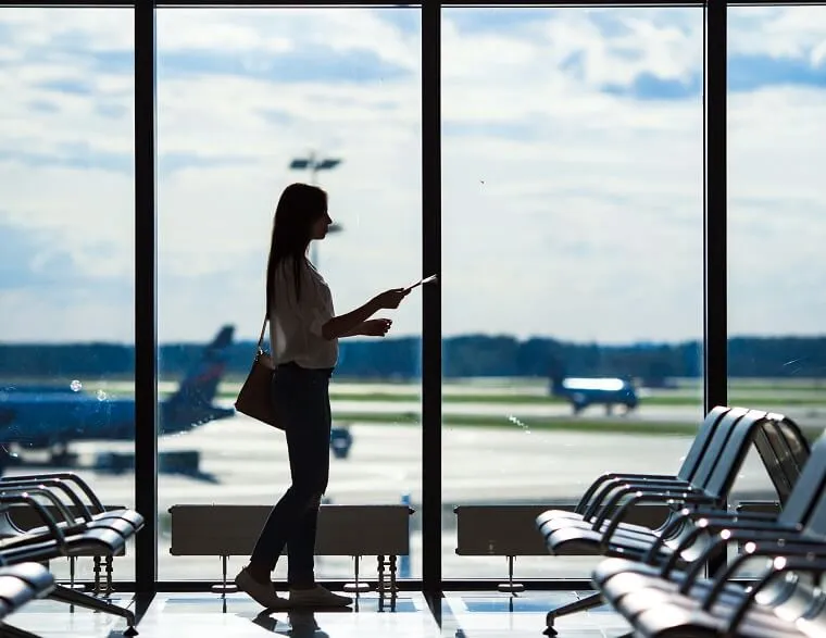海外ひとり旅へ出かける空港のロビー