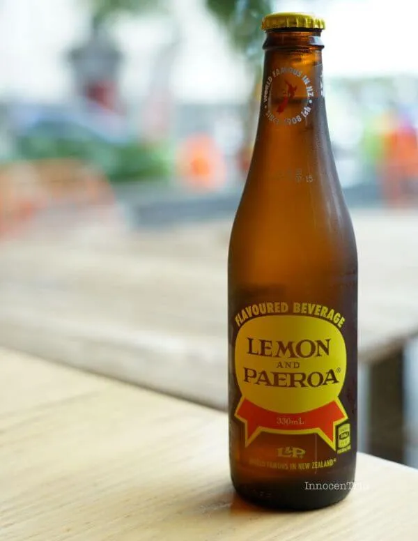 ニュージーランドの炭酸飲料L＆Pのボトル陳列