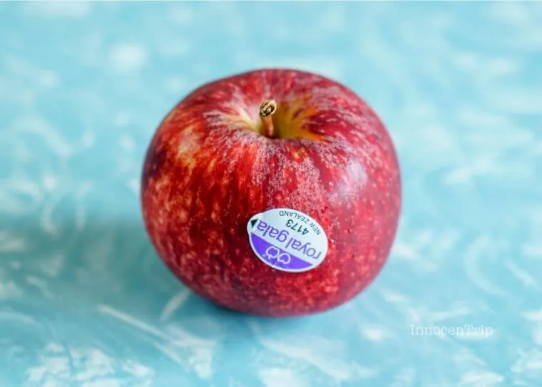 一口サイズの小さなりんごと値札が並ぶ青果棚